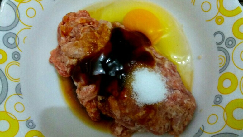 白菜叶肉丸粉丝汤,加入适量盐