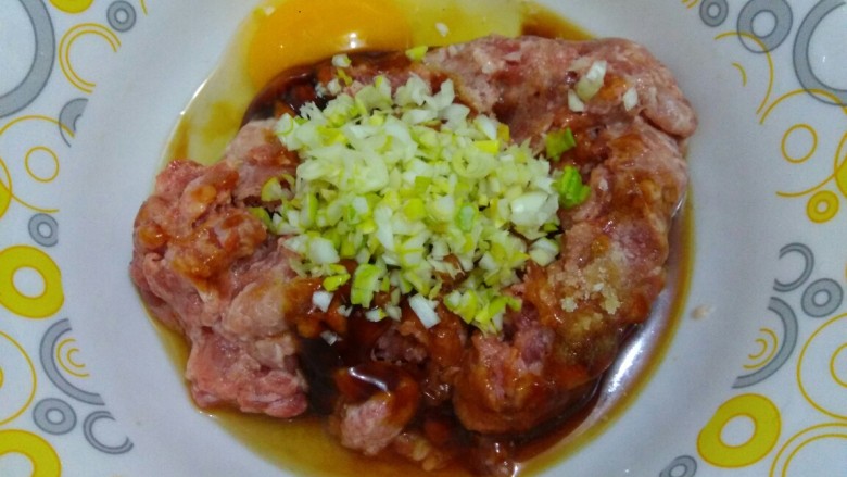 白菜叶肉丸粉丝汤,加入葱沫