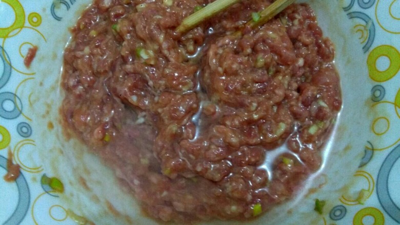 白菜叶肉丸粉丝汤,加入适量清水朝一个方向划圈搅拌