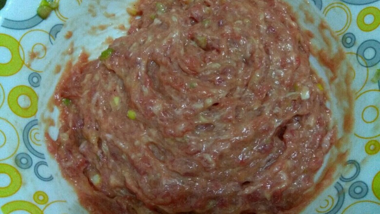 白菜叶肉丸粉丝汤,搅拌均匀