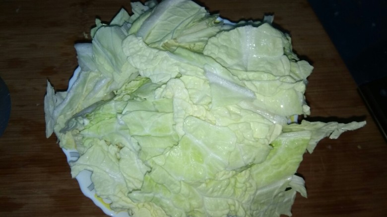 白菜叶肉丸粉丝汤,<a style='color:red;display:inline-block;' href='/shicai/ 80325'>白菜叶</a>用手撕成小块