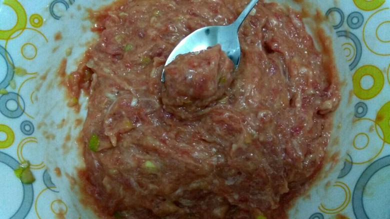 白菜叶肉丸粉丝汤,用小勺子团成团