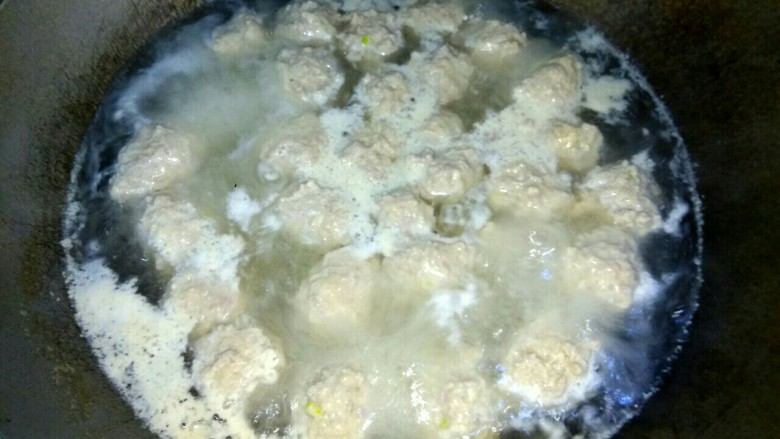 白菜叶肉丸粉丝汤,做好所有的肉丸，大火烧开四五分钟，汤中放入少量盐