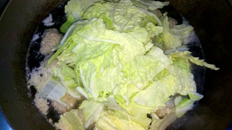 白菜叶肉丸粉丝汤,放入白菜叶烧开