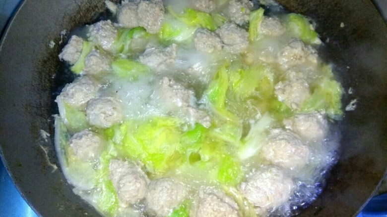 白菜叶肉丸粉丝汤,烧开后关火即可