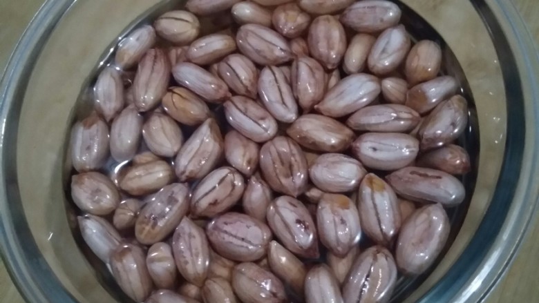 下酒小菜――凉拌花生,这是泡好的花生,大家可以看一下,花生皮的颜色有些变化了哦。
