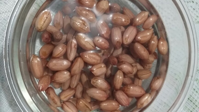 下酒小菜――凉拌花生,将花钱冲洗干净后,放在水中浸泡一夜。