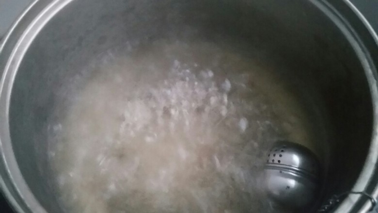 下酒小菜――凉拌花生,待水开后,放入大料。