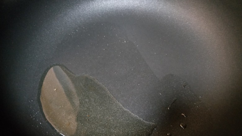 红烧黄鳝,锅加热,倒入适量食用油