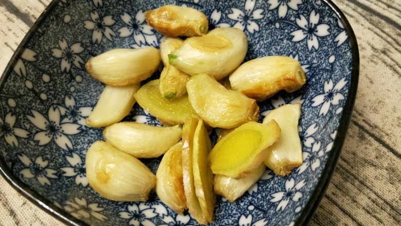 红烧黄鳝,炸出香味后,捞出