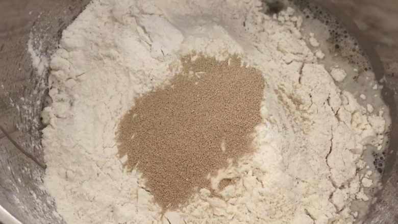 蔓越莓核桃软欧包,厨师机桶里按底层液体类,中层糖,盐,面粉类,最上层放<a style='color:red;display:inline-block;' href='/shicai/ 731'>酵母</a>。