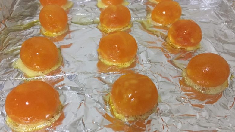 零失败蛋黄酥,入烤箱170度6分钟就好,不要烤太久,表皮变色就可以了,拿出晾凉
