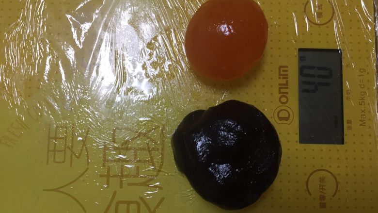 零失败蛋黄酥,豆沙加蛋黄总重量为40g,新手的话可以减少到35g