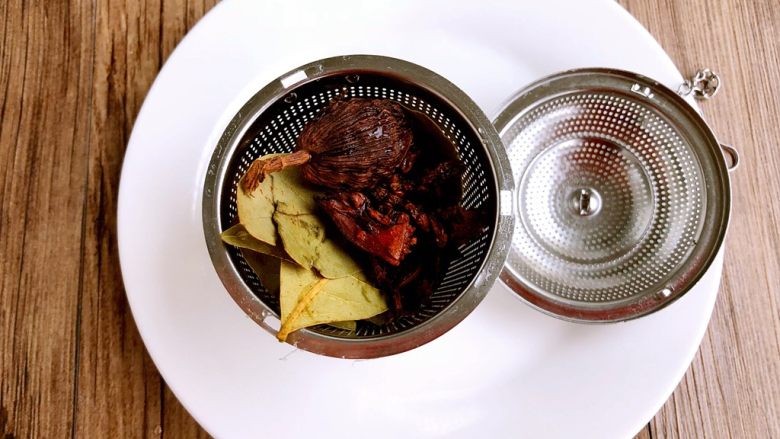 五香猪蹄,图2的香料洗净,掰成小块放入香料盒