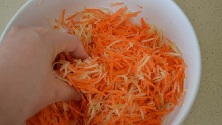 冰花素煎饺,用手抓匀,静置10分钟左右。