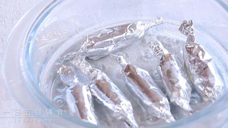 鳕鱼肠,放入锅中冷水上锅蒸15分钟。