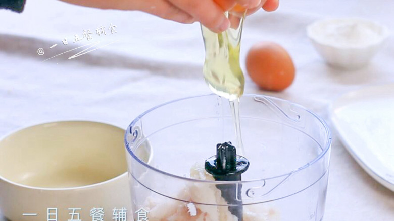 鳕鱼肠,鳕鱼切丁,和1个蛋清搅拌成泥。
>>鳕鱼洗干净后,擦干水分,否则会干扰最后稀稠度。