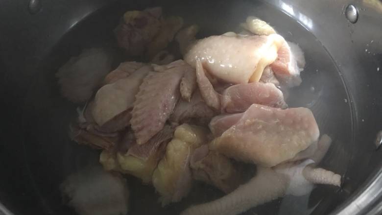 鸡肉版“腌笃鲜”,倒入鲜鸡肉焯水；