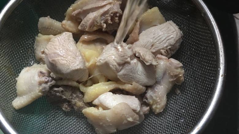 鸡肉版“腌笃鲜”,倒出。冲去浮沫;