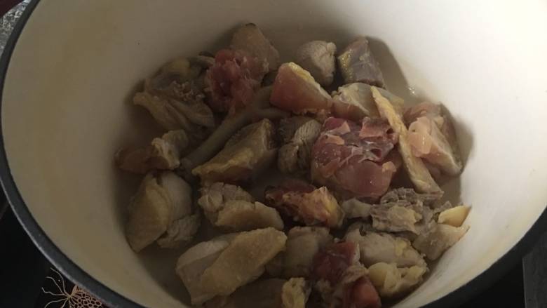 鸡肉版“腌笃鲜”,鲜咸鸡肉都倒入砂锅;