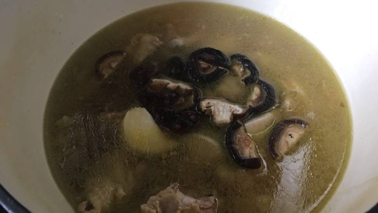 鸡肉版“腌笃鲜”,1小时候鸡肉已焖熟,加入春笋和香菇,继续中火20分钟;
