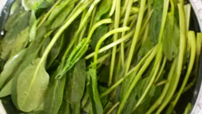 豆皮拌菠菜,<a style='color:red;display:inline-block;' href='/shicai/ 117'>菠菜</a>清水洗净备用