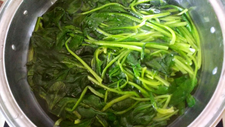 豆皮拌菠菜,锅烧开水,放入菠菜焯一下