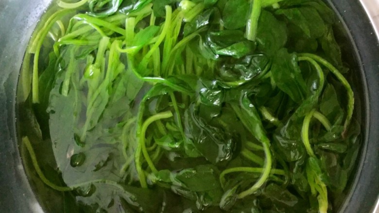 豆皮拌菠菜,捞出菠菜过凉