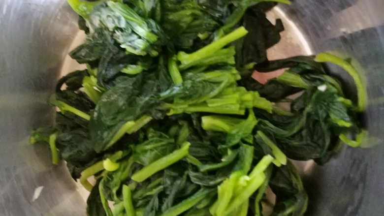 豆皮拌菠菜,菠菜放入盘里