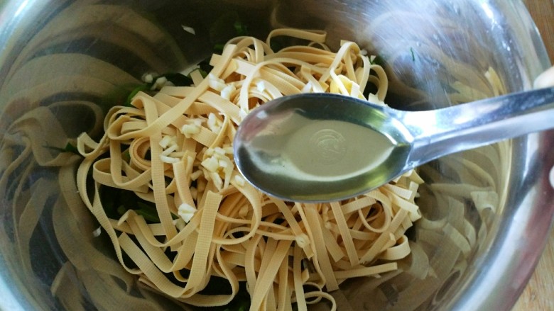豆皮拌菠菜,放入花椒油