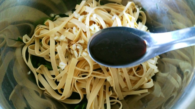 豆皮拌菠菜,放入<a style='color:red;display:inline-block;' href='/shicai/ 750'>陈醋</a>和<a style='color:red;display:inline-block;' href='/shicai/ 788'>生抽</a>