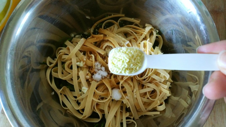 豆皮拌菠菜,放入<a style='color:red;display:inline-block;' href='/shicai/ 756'>鸡精</a>