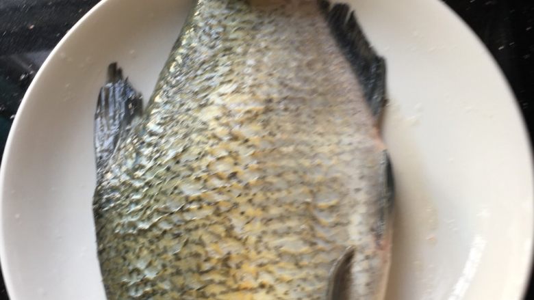 简单版孔雀开屏鱼,把鱼全身搓上盐腌制20分钟