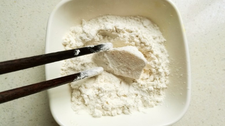 脆皮杏鲍菇,取一块杏鲍菇,均匀沾满面粉。