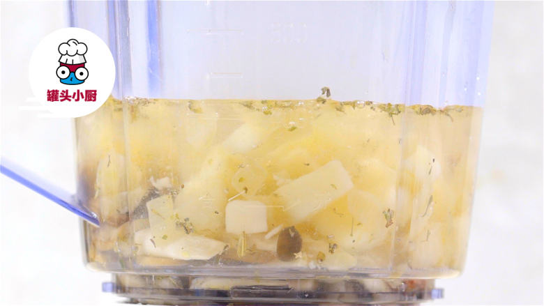 超低脂蘑菇浓汤,将炒好的食材倒入料理机中,放入香草碎、热水250ml,搅打细腻搅打好的浓汤倒入汤锅中,开小火,搅拌煮沸后盛出装碗