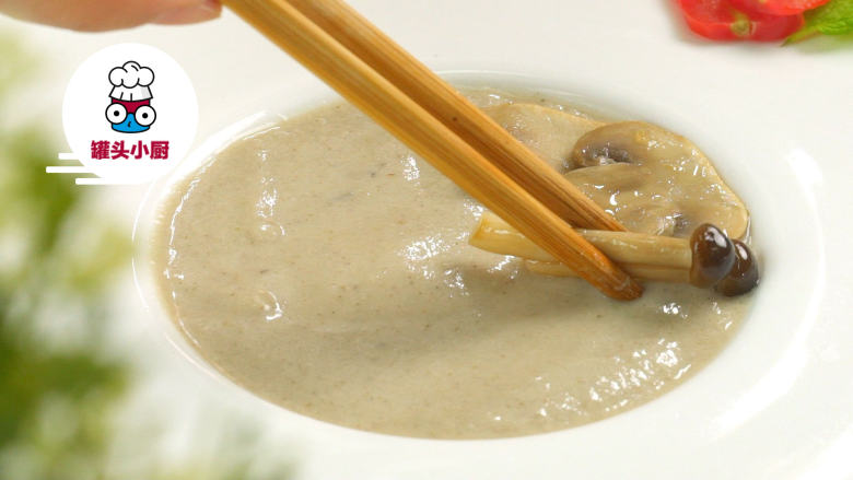 超低脂蘑菇浓汤,铺入菌菇,撒上少许香草碎
