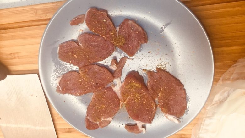 手抓饼,这是两个饼的量实际一个饼三片。加盐,辣椒,胡椒,孜然