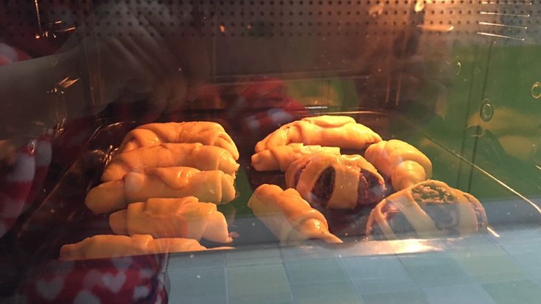豆沙牛角包,放入烤箱,上下温度170度,烤25分钟即可!