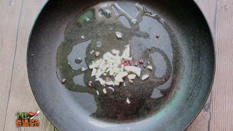 外焦里嫩的孜然馒头块,锅中放一点点油,爆香蒜末和花椒、麻椒