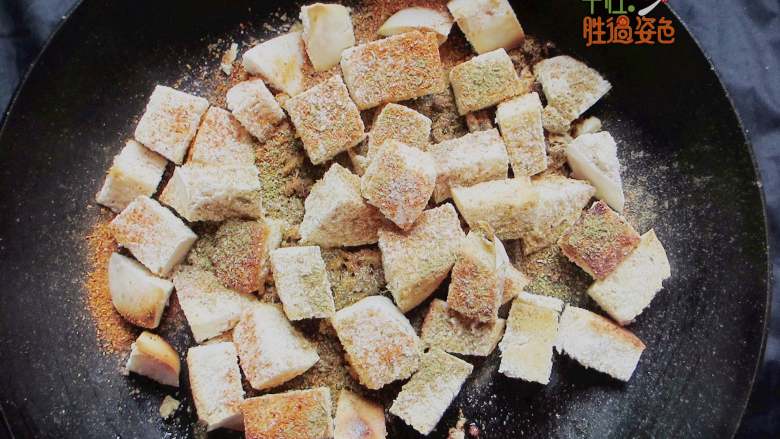 外焦里嫩的孜然馒头块,加入各种烧烤粉料和盐,大火炒匀即可出锅