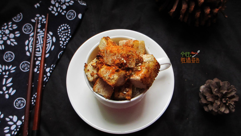 外焦里嫩的孜然馒头块,想到烧烤时美味的馒头便琢磨出了<a style='color:red;display:inline-block;' href='/shicai/ 716'>孜然</a>炒馒头,既可作菜亦可为主食并且少油健康!