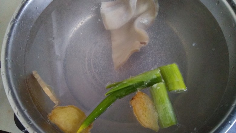 酸菜鱼,用<a style='color:red;display:inline-block;' href='/shicai/ 415'>猪皮</a>调汤