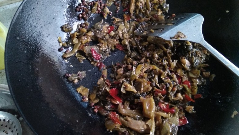 酸菜鱼,放入酸菜 小米辣 炒香