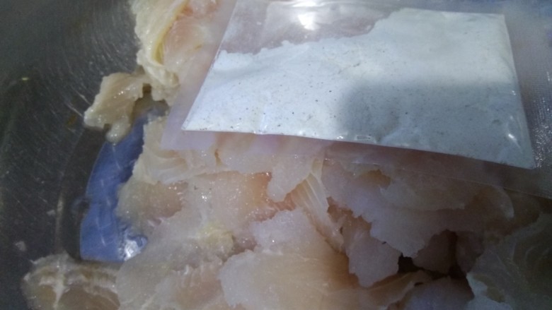 酸菜鱼,鱼肉放酒和拌鱼料抓匀