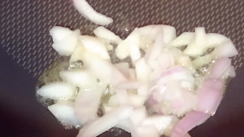 家庭版意大利面,加入洋葱煸炒。