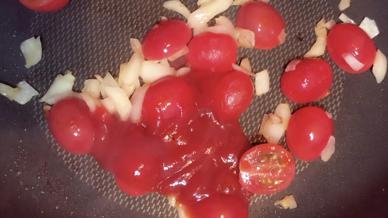 家庭版意大利面,放入适量<a style='color:red;display:inline-block;' href='/shicai/ 699'>番茄酱</a>。