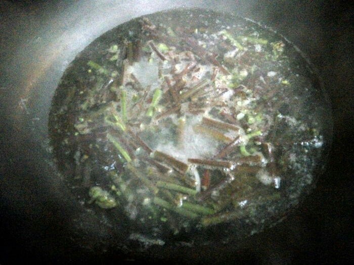 蕨菜炒腊肉,切成长短均匀的段。过水烫一下。这样做是为了去掉蕨菜的苦涩味。漂去附着的尘土和绒毛,令口感更好。
