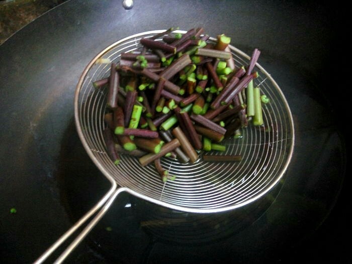 蕨菜炒腊肉,汆过水后,初显作为菜的诱人姿色。