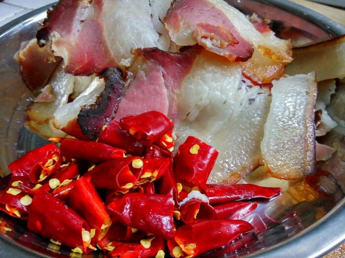蕨菜炒腊肉,腊肉也要过水,这是为了去除腊肉的烟薰味和咸味。配上干红椒节,湘菜嘛你懂的,无辣不欢!接下来就简单了。