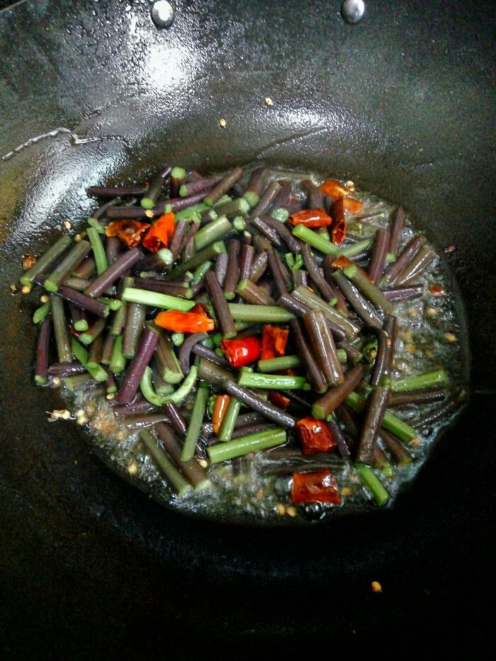 蕨菜炒腊肉,下蕨菜,去盐和一点点生抽,味精,定味型。
先下蕨菜是因为腊肉是不需要盐的。中国烹饪的技法特点就是根据食材的不同,分次投料,逐步入味,做到和而不同层次分明。以期达到一菜一味,百菜百味的精妙境界。
